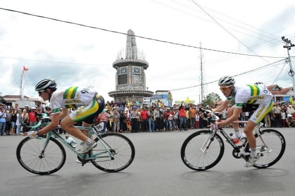 Australian National Team pass trough with full speed near Ibuh Barat Market monument in Payakumbuh, West Sumatra at stage 2 Tour de Singkarak 2012.