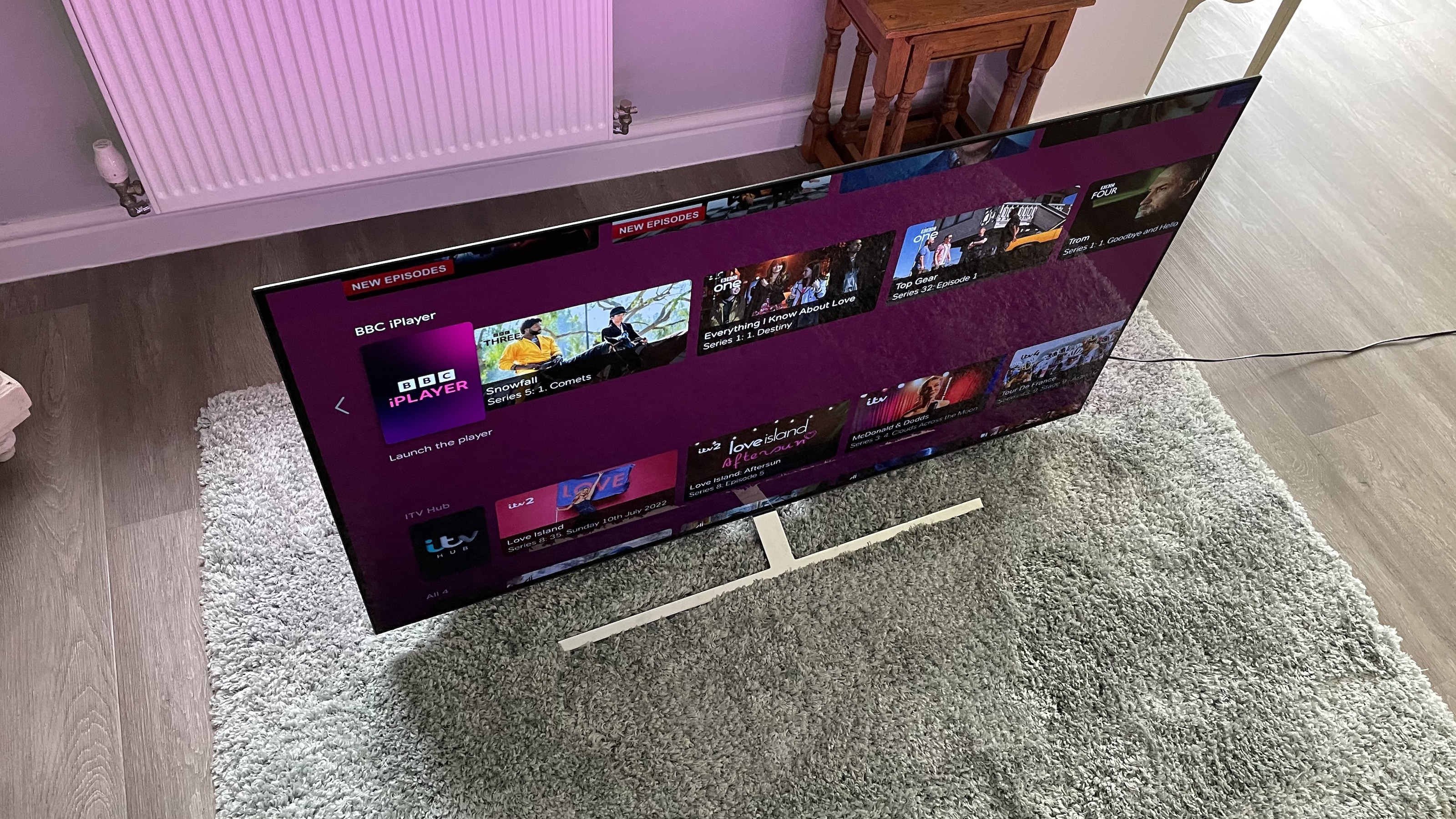 Philips OLED807 på et teppe i en stue