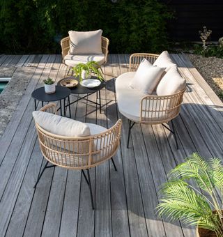 Next furniture on small deck ideas
