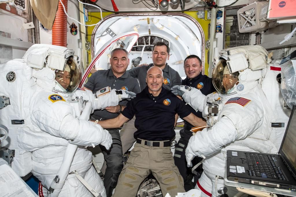 2020 in Space! Astronauts Ring in New Year (and Decade) from Orbit