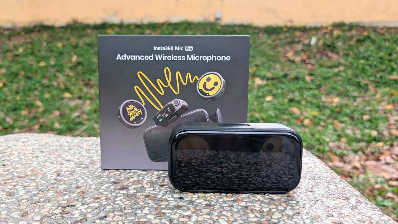 Insta360 Mic Pro mic with E Ink displays