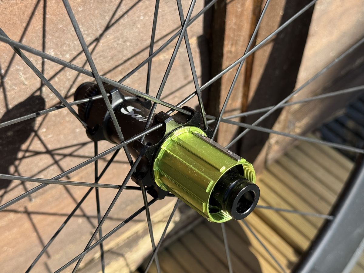 Three-cross lacing on the rear drive-side