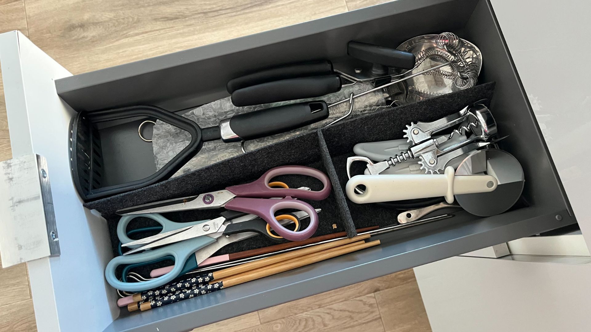 picture of tidy utensil drawer with compartments