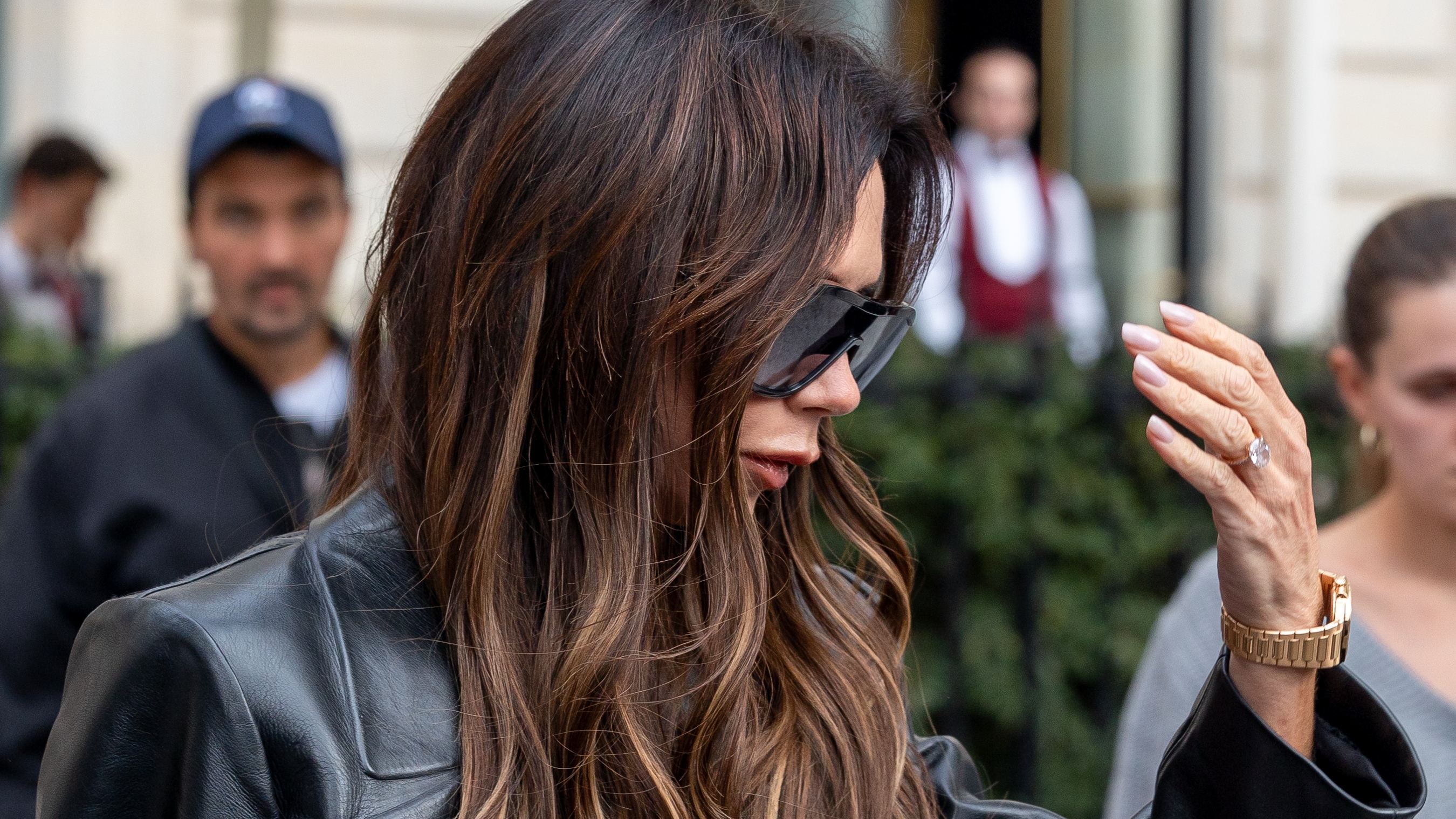 Victoria Beckham's jeans and sweatshirt look is so cool and casual
