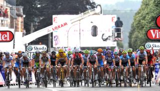 Peloton finish together, Tour de France 2010 stage 2