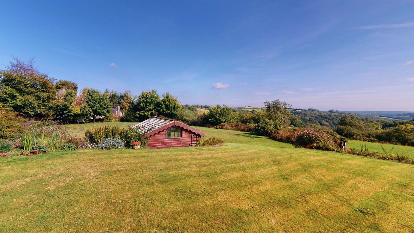 Garden and summerhouse at Beech Park