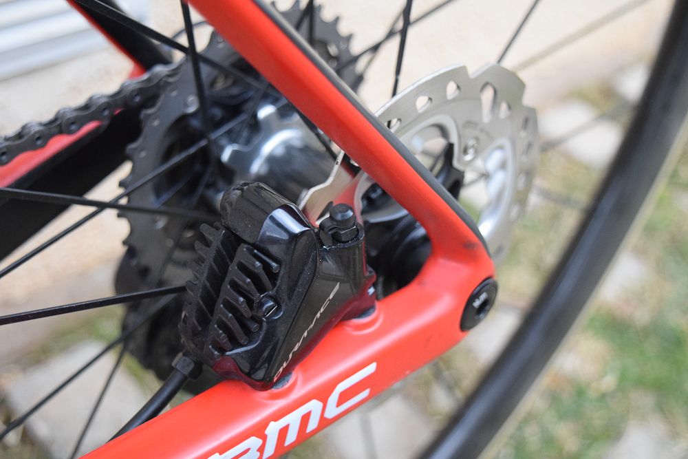 Dura-Ace R9120 disc brake calipers use brake pads with fins to help with heat dissipation