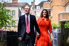 Keir Starmer walks with his wife Victoria Starmer