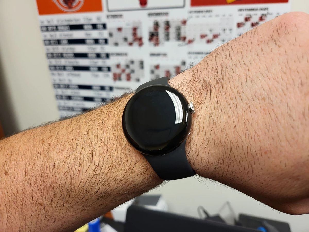 Google Pixel Watch leaked with the bands on