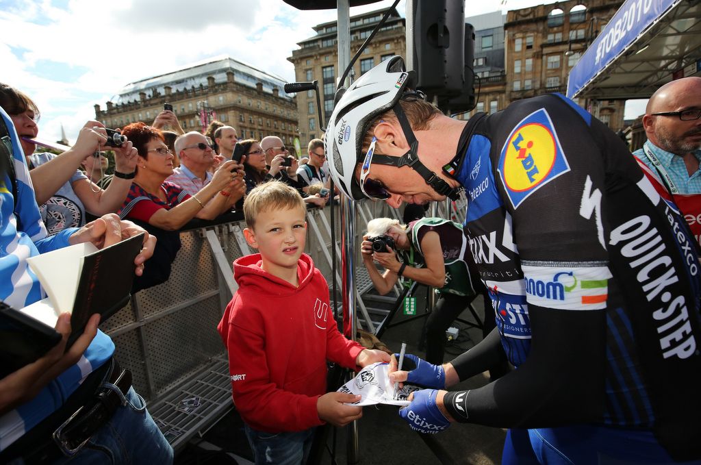 Dan Martin signing autographs