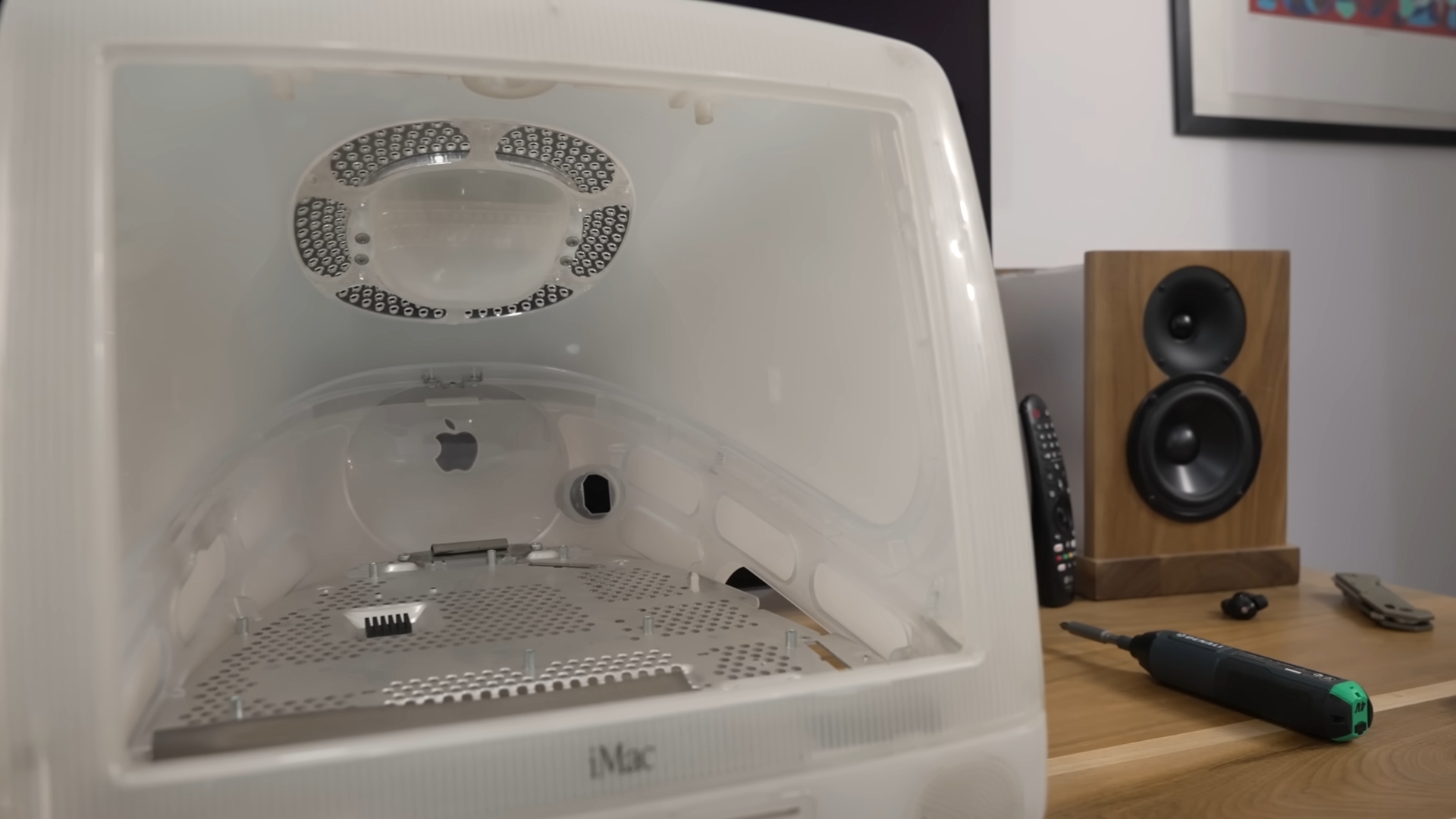 Outer shell and motherboard frame for the iMac G3