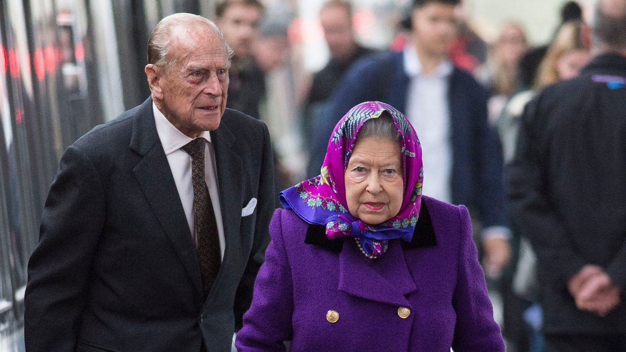 Queen Elizabeth and Prince Philip, Duke of Edinburgh arrive at King&#039;s Lynn Station on December 21, 2017 in King&#039;s Lynn, England ahead of their Christmas break 