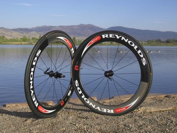 Reynolds' SDV 66 carbon tubulars slice through the air with their 66mm-deep profile.