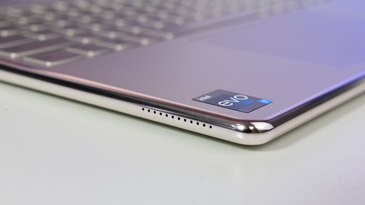 Lenovo Yoga 9i Gen7 2022 Speaker Side