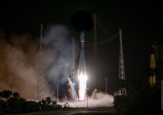 Ένας πύραυλος Arianespace Soyuz που μεταφέρει δύο νέους δορυφόρους πλοήγησης Galileo σηκώνεται σε τροχιά από το Διαστημικό Κέντρο της Γουιάνας στο Kourou της Γαλλικής Γουιάνας στις 4 Δεκεμβρίου 2021.