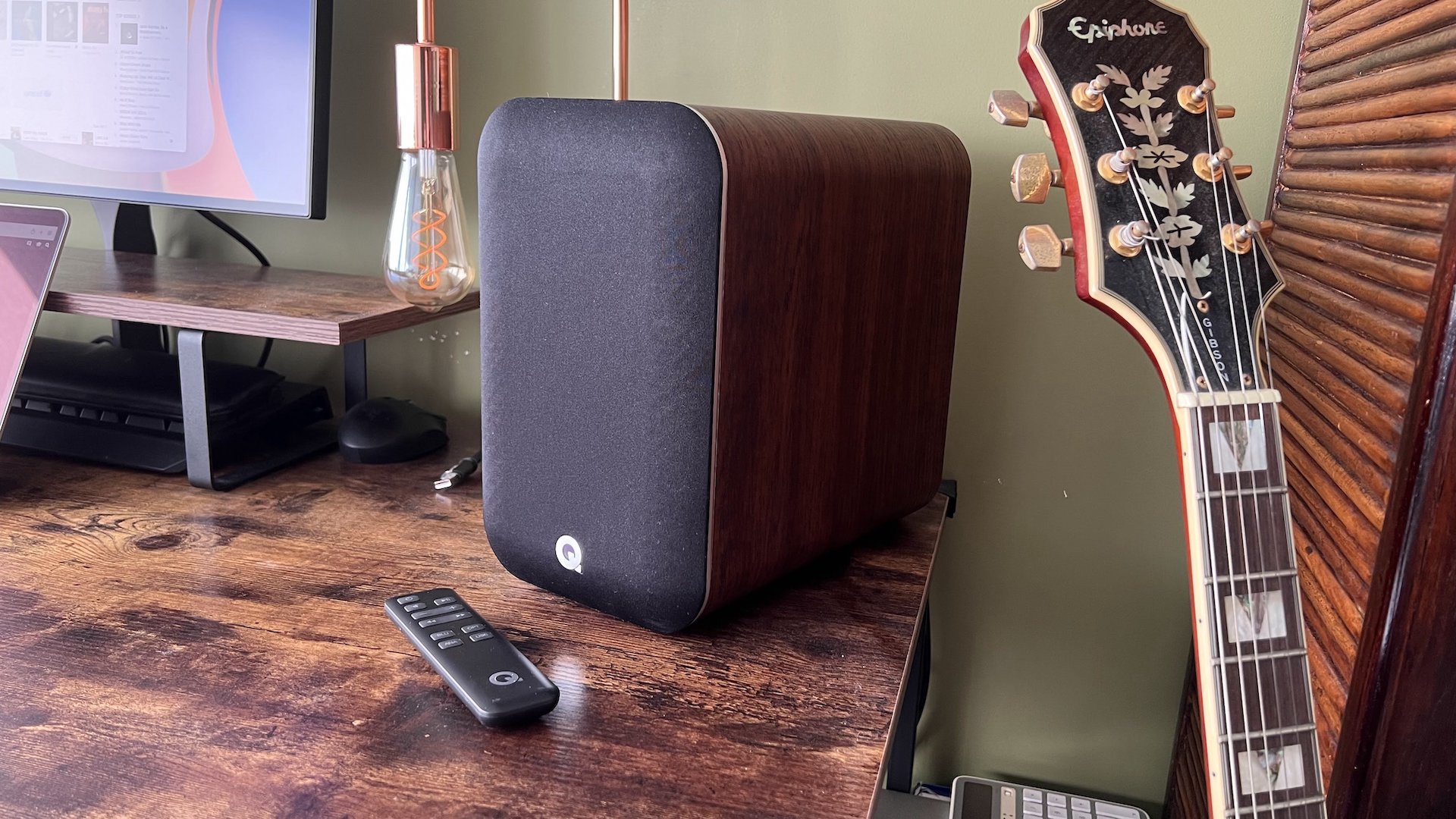 Alto-falantes sem fio Q Acoustics M20 HD em uma mesa de escritório