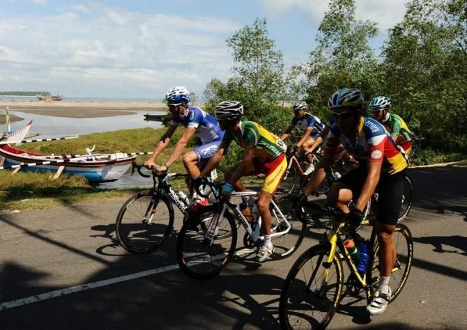 The peloton shortly after the start during Stage 6 of the Tour de Singkarak