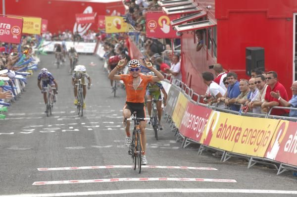 Igor Anton (Euskaltel-Euskadi) wins at Valdepe&ntilde;as de Ja&eacute;n on stage four of the Vuelta a Espana.