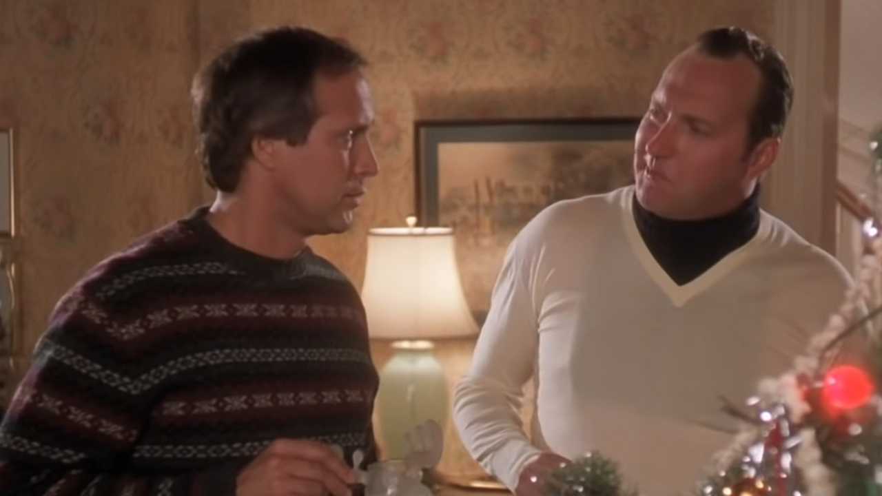 Chevy Chase talking to Randy Quaid by a christmas tree