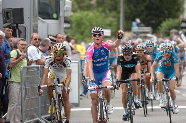Slovenia's Grega Bole (Lampre-Farnese Vini) outsprinted Peter Velits (Team HTC - Columbia) and Geraint Thomas (Sky) to win the Dauphin&eacute;'s first stage.