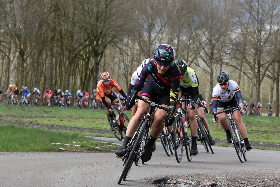 Alexis Ryan (Canyon SRAM) chasing