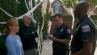 Larry and Cheryl with cops in Curb Your Enthusiasm