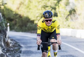 Dylan van Baarle crashed late on stage 1 of the 2025 Tour Down Under and broke his collarbone in three places