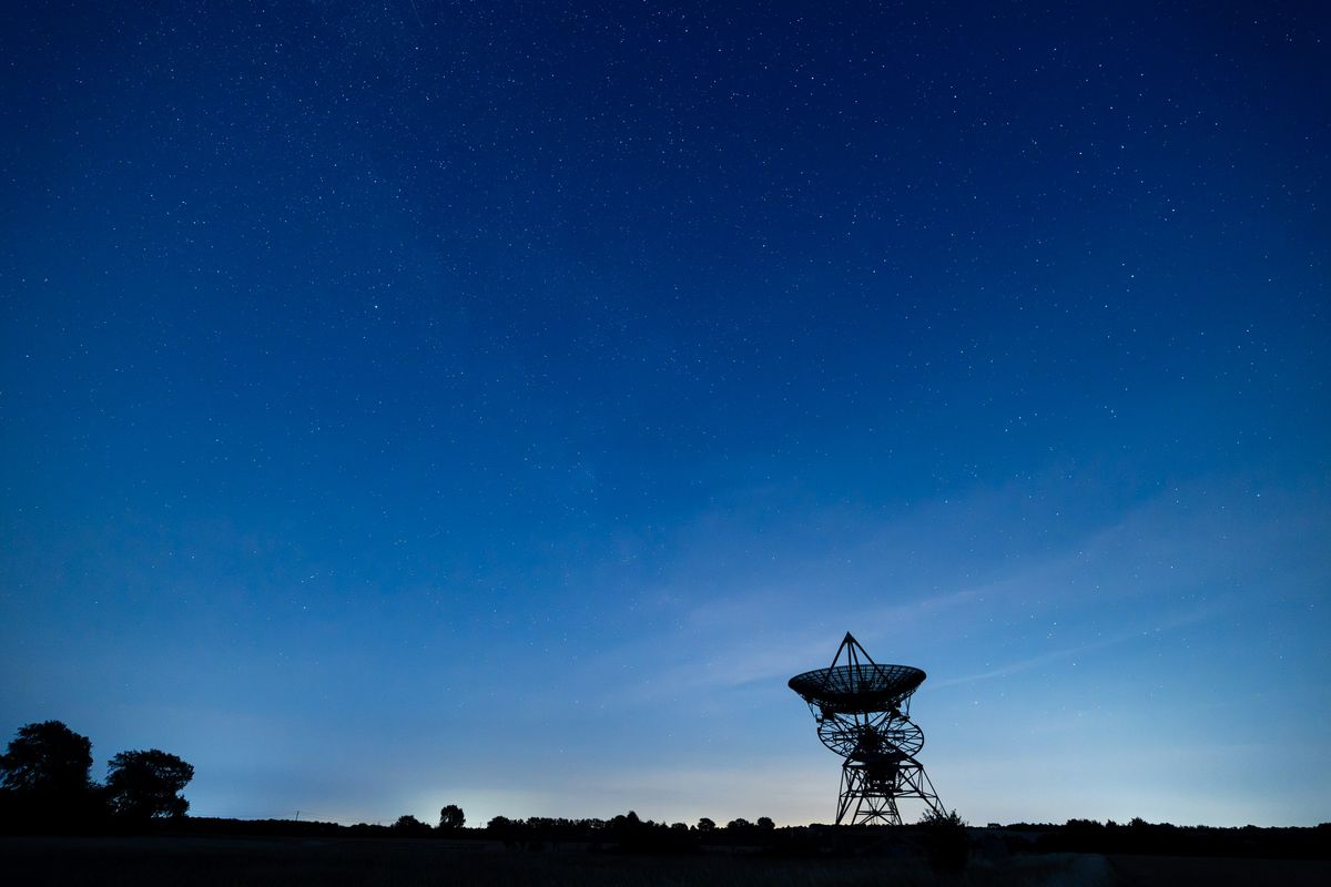Photo of a radio telescope in front of the night sky taken with the Viltrox AF 16mm f/1.8 FE