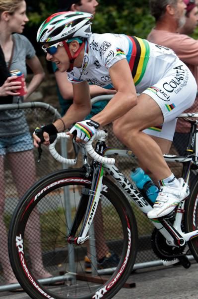 Giorgia Bronzini (Colavita Forno d'Asolo) makes it up the climb for the last time.