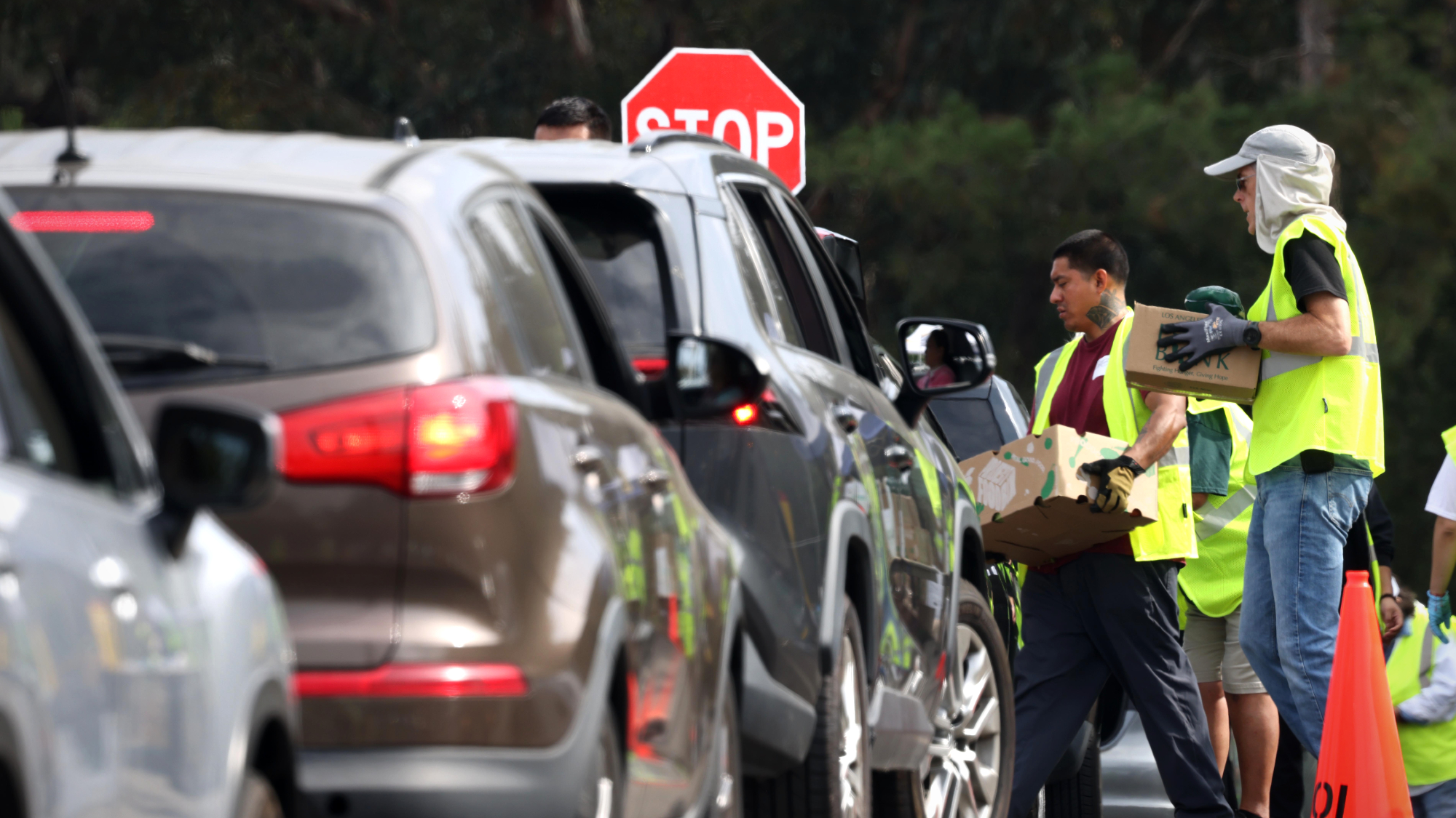 Volunteers hand out boxes of food amid government shutdown