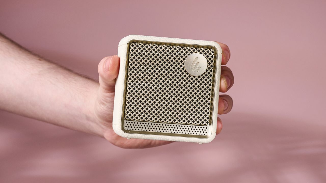 Person holding the Edifier ES20