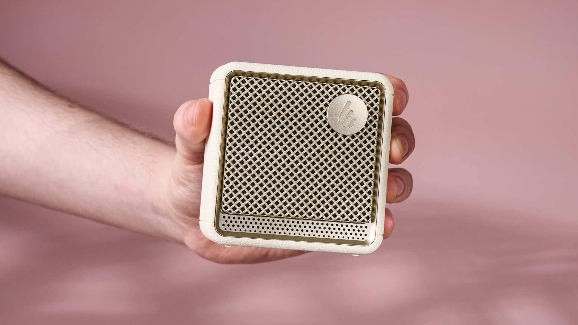 Person holding the Edifier ES20