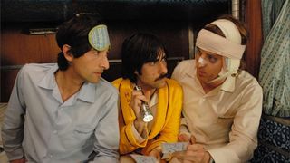 Beste Wes Anderson-film: Tre mennesker sitter i en togkupé i filmen The Darjeeling Limited