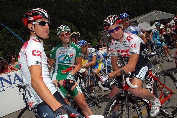 Stuart O'Grady (Team CSC) with Mark Renshaw (Cr&eacute;dit Agricole) and Kurt-Asle Arvesen (Team CSC) (r-l).