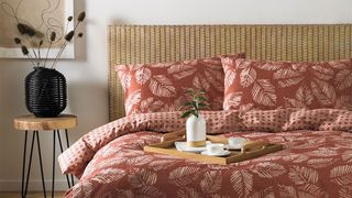 How to get Japandi style with red leafy bedlinen