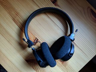 Closed back headphones with good online soundstage