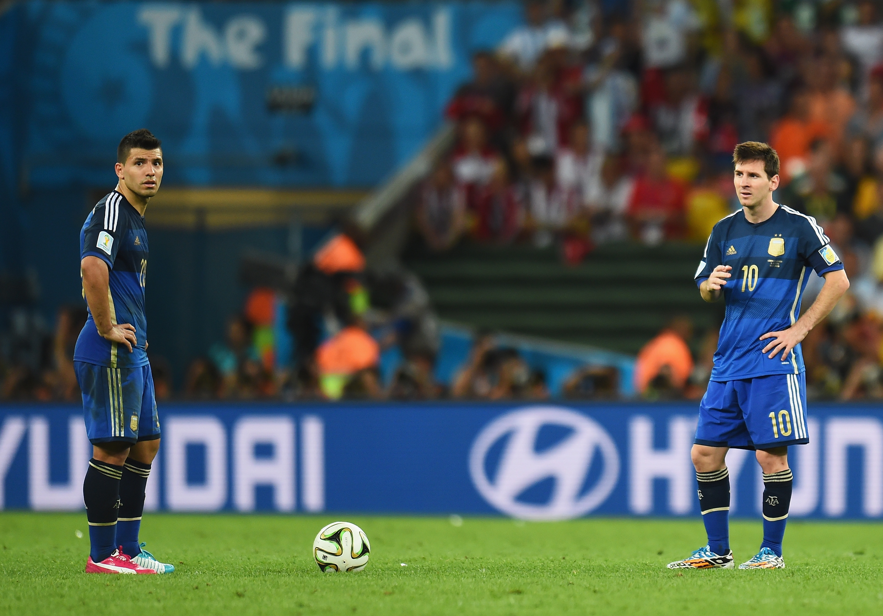 Ergio Aguero (L) e Lionel Messi dell'Argentina reagiscono dopo aver subito il primo gol della Germania durante la partita finale della Coppa del Mondo FIFA 2014 in Brasile tra Germania e Argentina a Maracana il 13 luglio 2014 a Rio de Janeiro, Brasile.