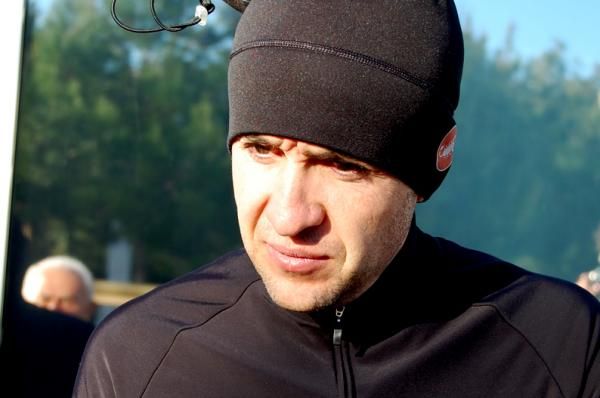 Carlos Sastre prepares for the training ride.