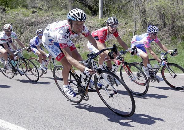 Michele Scarponi (Androni Giocattoli) negotiates a turn while descending in stage two.