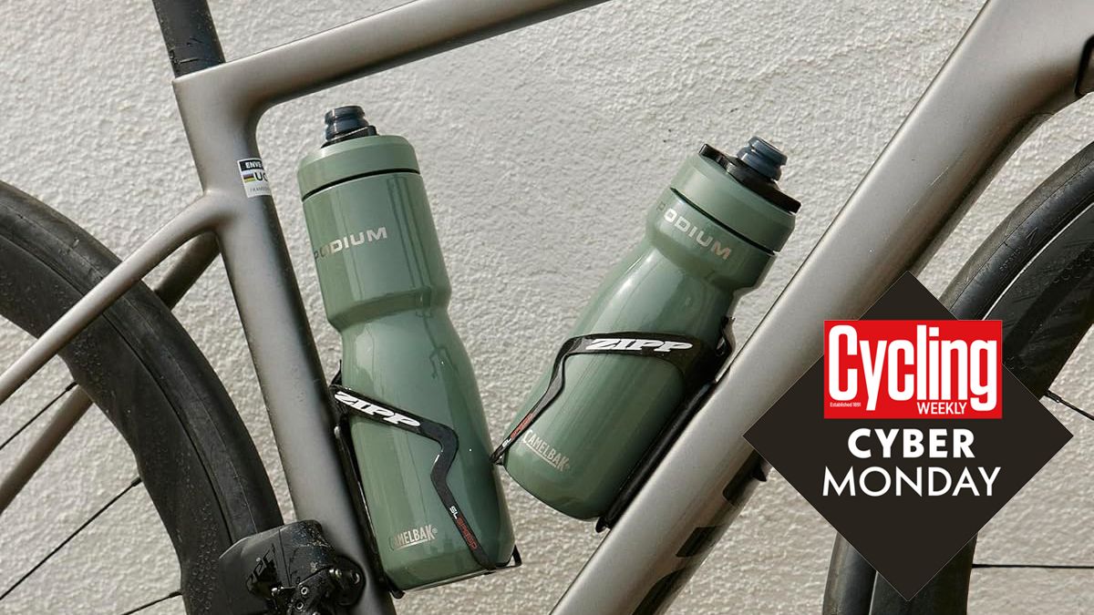 stainless steel cycling bidons from camelback in green. Fitted to an enve road bike and in zipp bottle cages