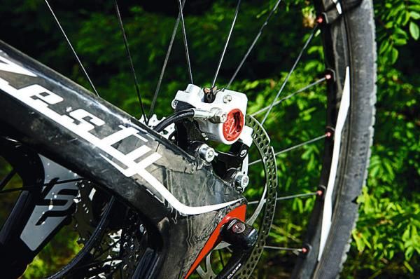 The carbon frame retains the trademark oversize seatstays