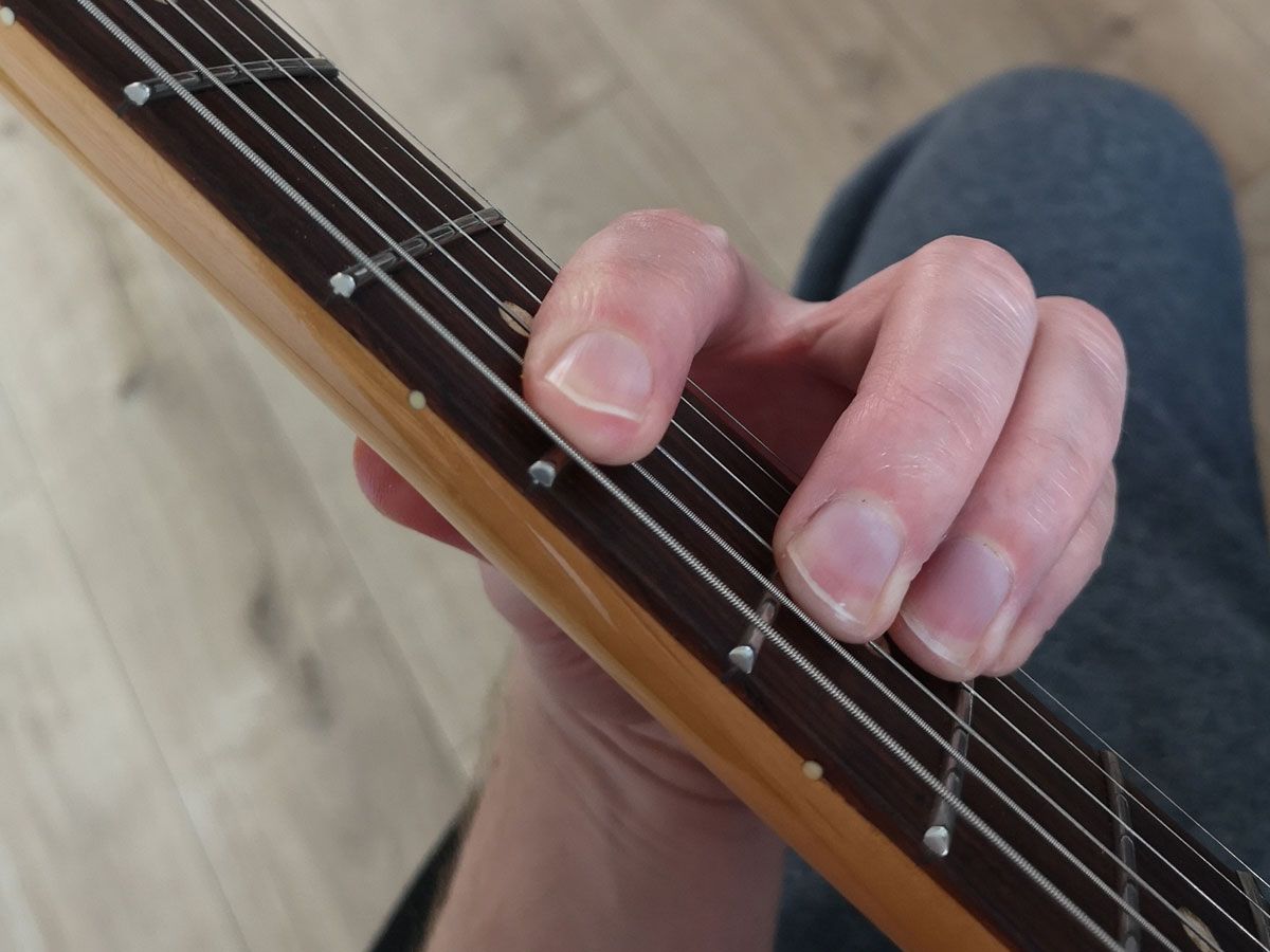 How to play the D chord on guitar