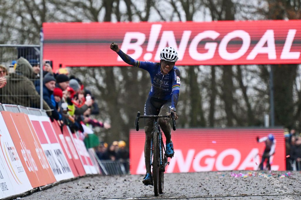 Ceylin Alvarado claims victory in cyclocross UCI World Cup race in