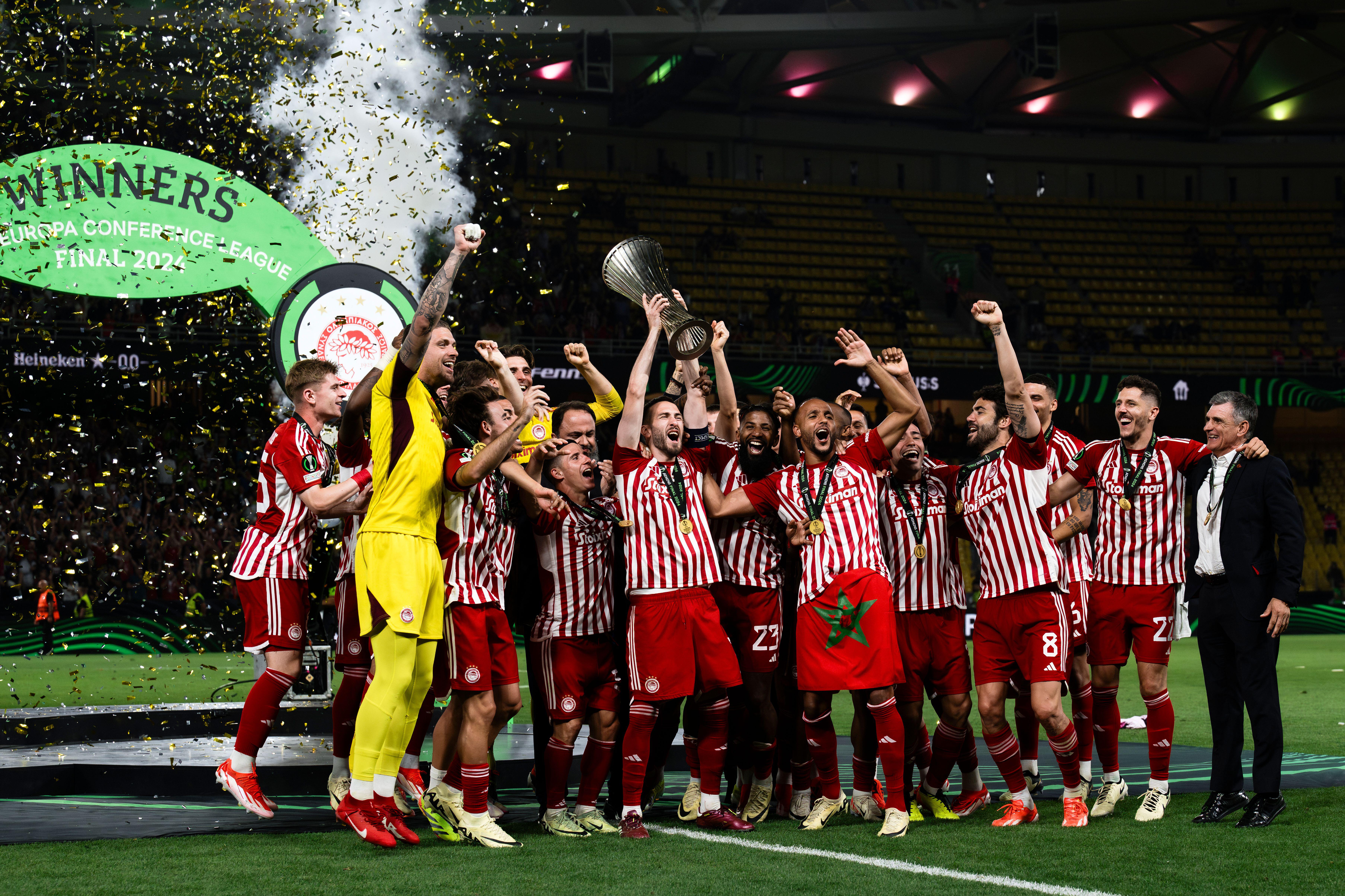 Olympiacos celebrate with the Europa Conference League trophy, May 2024