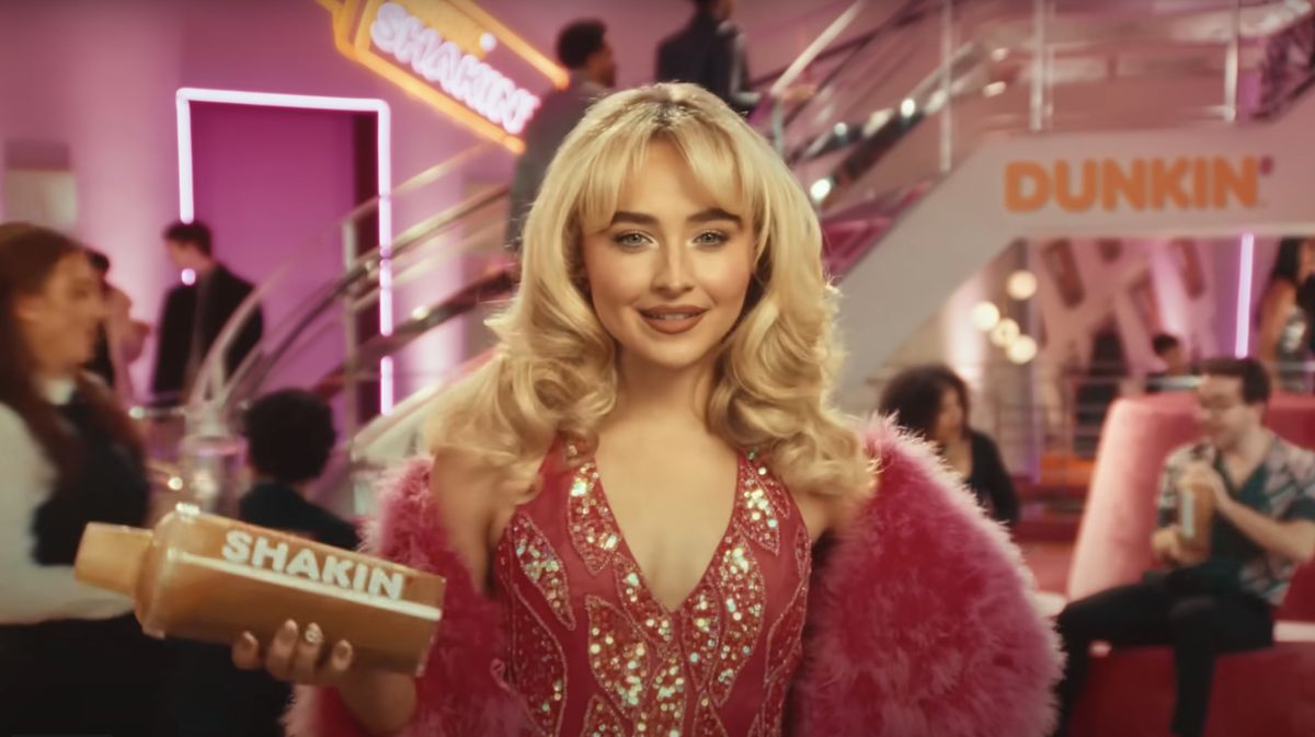 Sabrina Carpenter secoue cet Ess dans une publicité pour une nouvelle boisson expresso