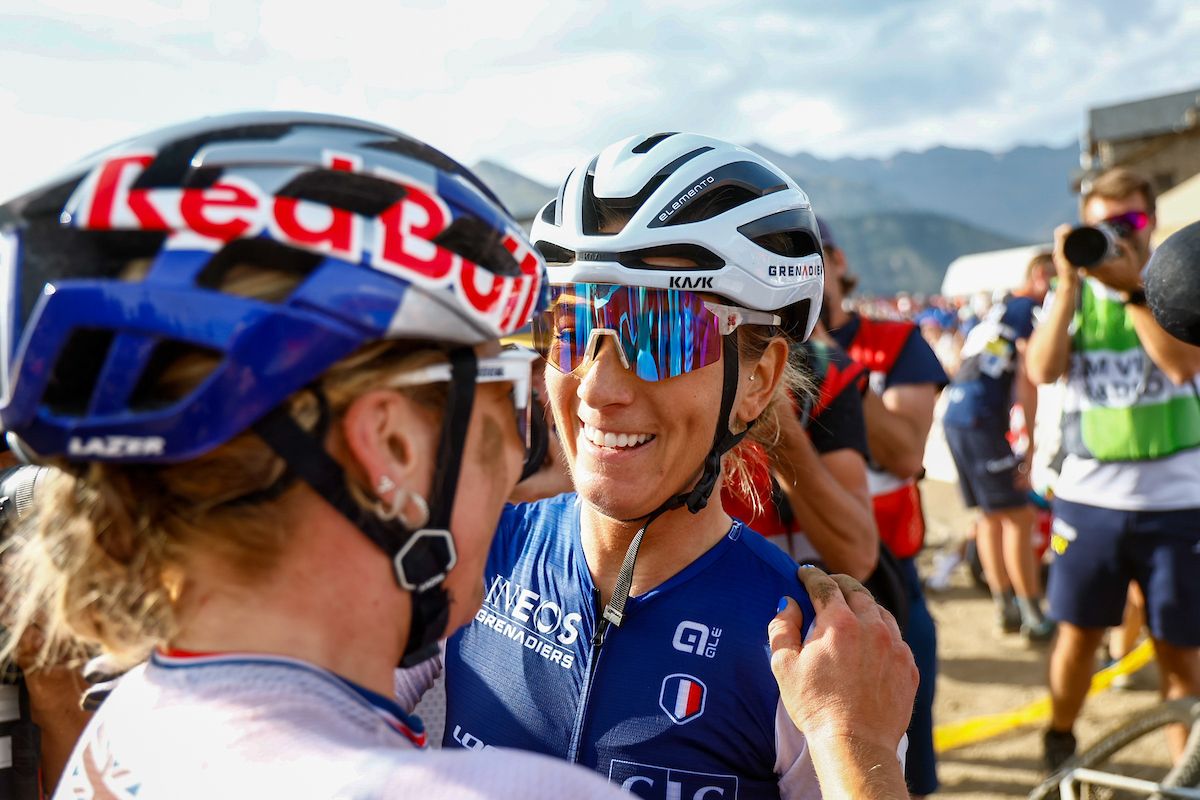 Picture by Javier Mart&Atilde;&shy;nez/SWpix.com - 30/08/2024 - Cycling - 2024 UCI Mountain Bike World Championships - Pal Arinsal, Arinsal, Andorra - Women Elite Cross-country Short Track Final - Evie Richards (Great Britain) wins and celebrates wins Pauline Ferrand Prevot (France)