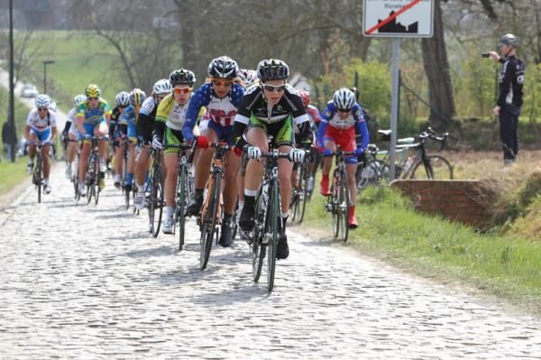 Tiffany Cromwell (GreenEdge-AIS) leads on the cobbles