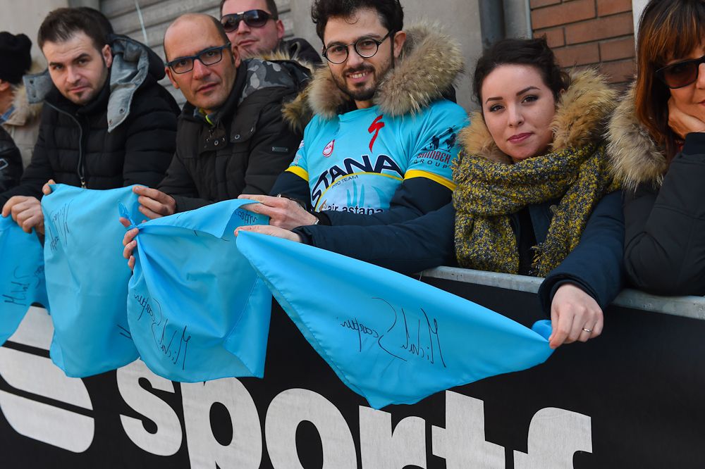 Fans pay tribute to Michele Scarponi along the route of stage 5 at Tirreno-Adriatico