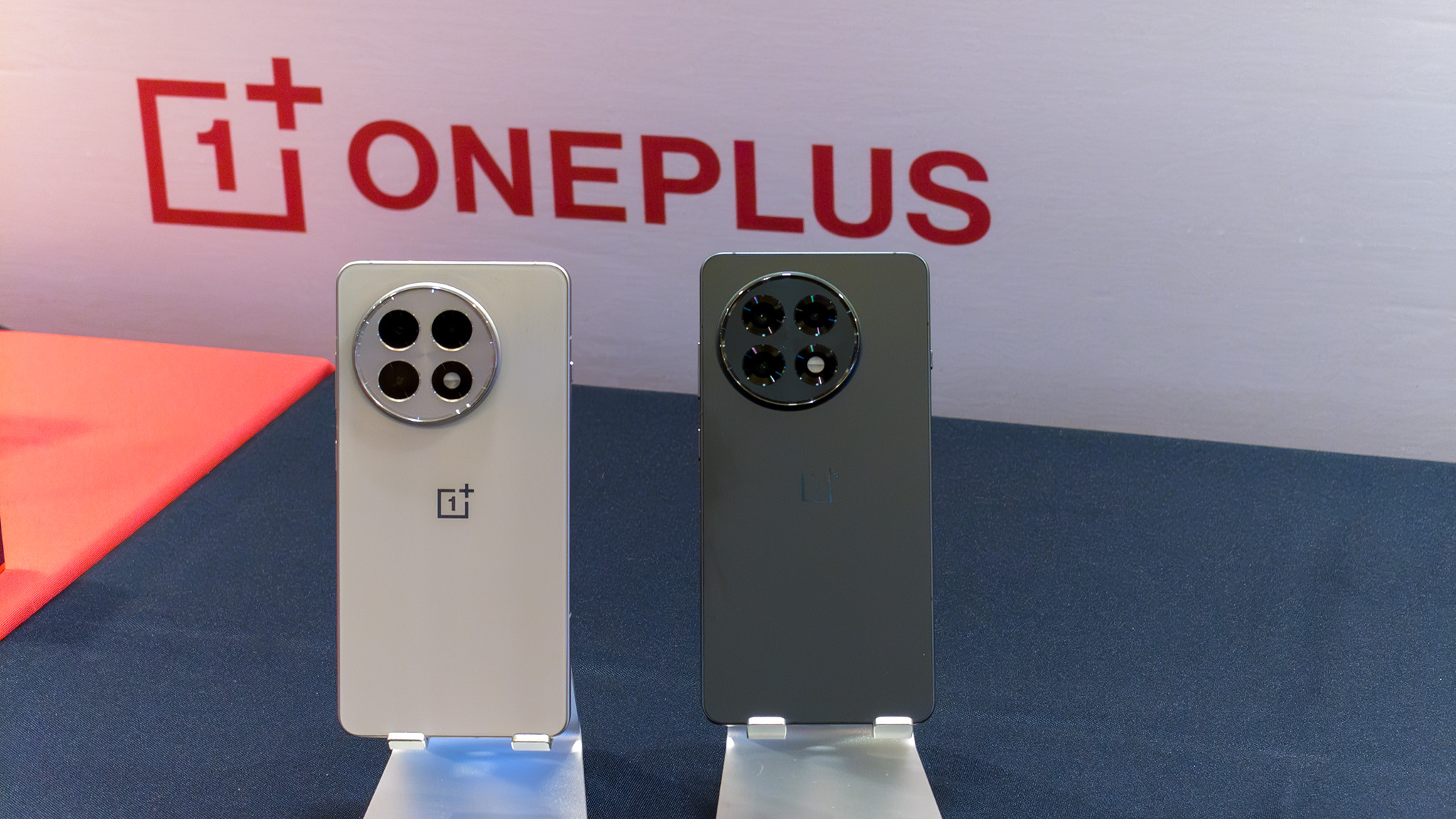Comparing the white and black models of the OnePlus 13R