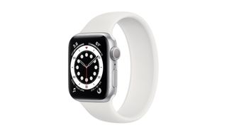 Apple Watch Series 6 med hvit rem mot en hvit bakgrunn.